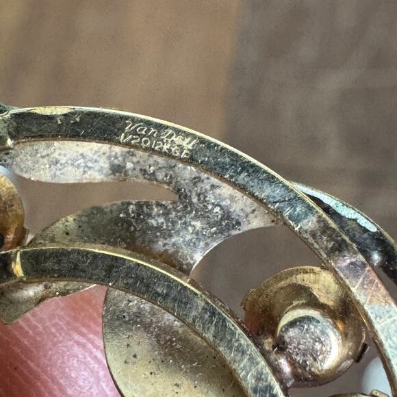 Van Dell 1950-60s 12 K GF Multicolor Rhinestone Circle Wreath Brooch Pin - Picture 2 of 5